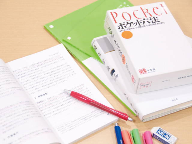 法学部 法学科（1年次は基礎力を養い、2年次よりコースに分かれ専門分野を学びます。※スポーツマネジメントコースを除く） 法学部　法学科