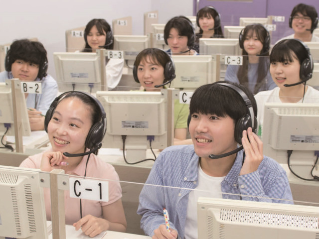 英語通訳翻訳科 英語と日本語の表現力を磨く、通訳・翻訳の世界。 AI時代に、心を通わす言葉のプロになる。