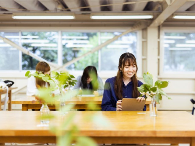 生活共創学部 生活共創学科 生活イノベーションコース 生活者視点のアイデアから、ビジネスや地域社会の課題をクリエイティブに解決する