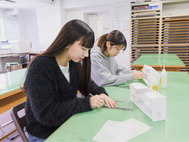 現代生活学部 現代家政学科 4つの領域を関連づける総合家政　社会の問題までとらえる大きな視点でアプローチします