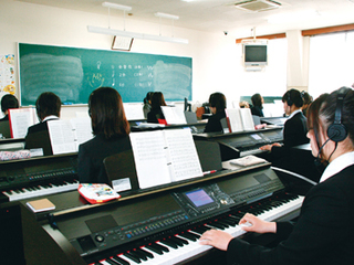 入学年次のピアノ集団レッスン　（電子ピアノが３４台設置）