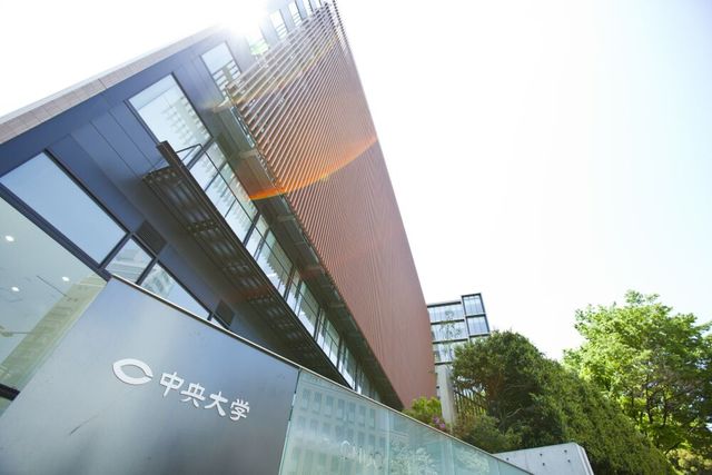 基幹理工学部 数学、物理、化学、生物分野における横断的な知識を修得し、科学技術分野の諸問題を解決する人材を養成します。