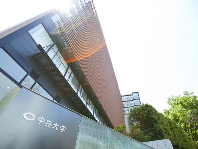 基幹理工学部 数学、物理、化学、生物分野における横断的な知識を修得し、科学技術分野の諸問題を解決する人材を養成します。