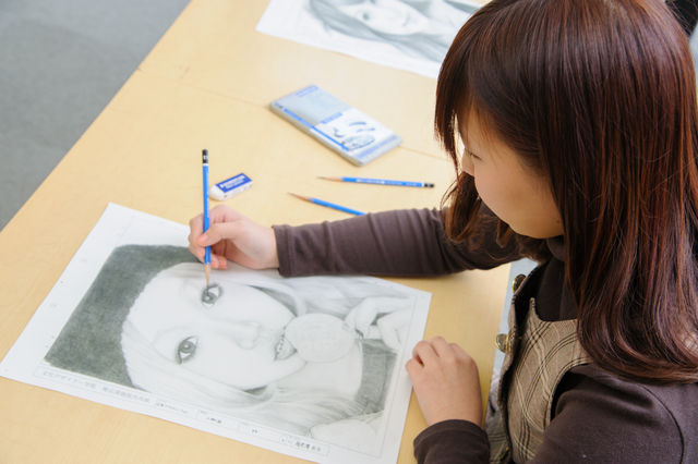 広告プロモーションデザイン学科 「絵を描く事が好き」そんなきっかけからデザイナーに！イラスト・グラフィックデザイン・写真・雑誌・WEB…好きを仕事にできる！