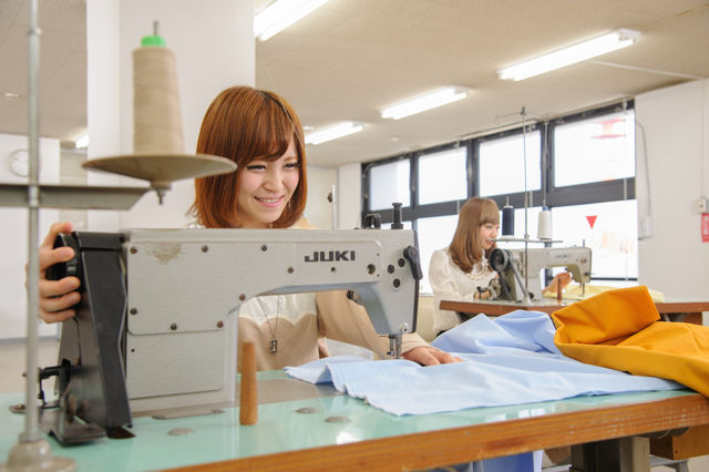 ファッションビジネス学科 オシャレを仕事にするために！ファッション・デザイン・ブライダル・ネイル・メイク・・・実際に活躍できるファッション＆ブライダルの力を手に入れます