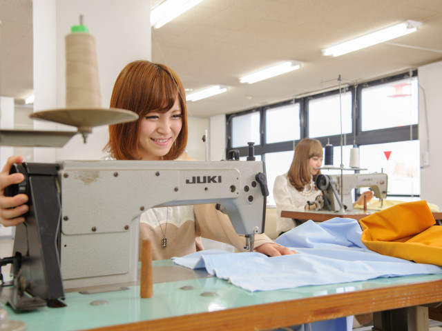 ファッションビジネス学科 オシャレを仕事にするために！ファッション・デザイン・ブライダル・ネイル・メイク・・・実際に活躍できるファッション＆ブライダルの力を手に入れます