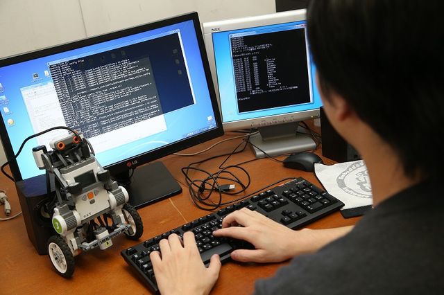 工学部 情報・AI・データサイエンス学科 「AI とデータサイエンスを活かし、 未来を創造したい学生」を求めています。