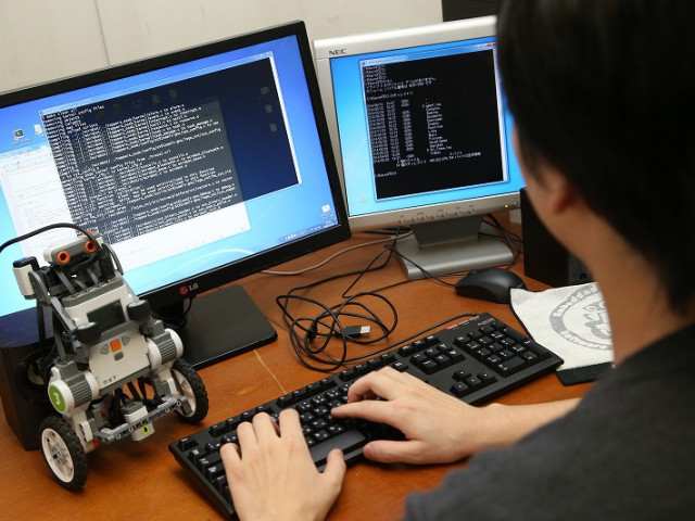 工学部 情報・AI・データサイエンス学科 「AI とデータサイエンスを活かし、 未来を創造したい学生」を求めています。