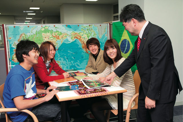 国際人文学部 国際文化学科 「国際文化」「韓国語」の2コース制で、語学力や異文化理解力など、幅広い視点を身につけます。