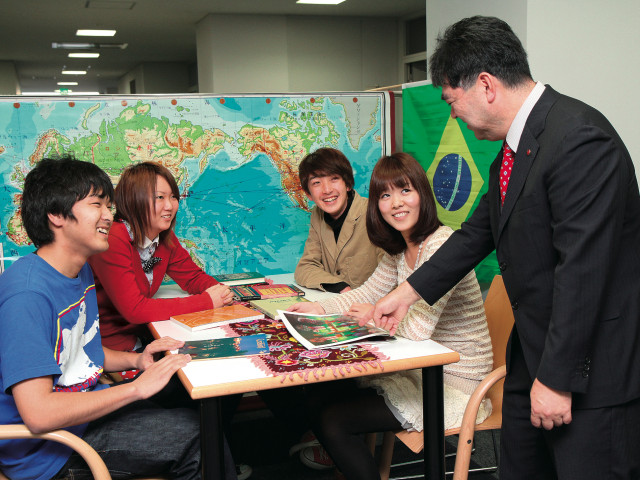 国際人文学部 国際文化学科 「国際文化」「韓国語」の2コース制で、語学力や異文化理解力など、幅広い視点を身につけます。