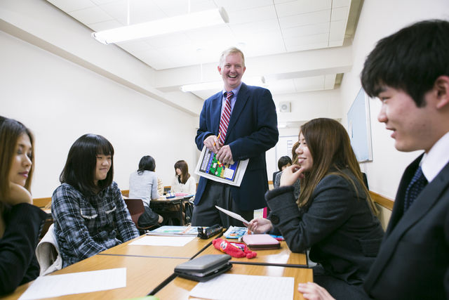 インターナショナルコミュニケーション科 英語専攻コース 英語を集中的に学び、進展するグローバル社会で通用する高い「英語力」を身につけます