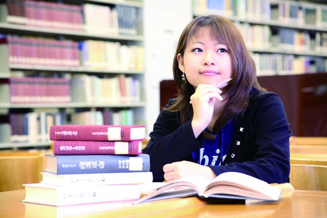 経済学部（2027/4学科改編　設置構想中） 社会に求められる真の経済学を「深化」「進化」させ、「真価」を発揮し、社会に貢献できる力を養う。