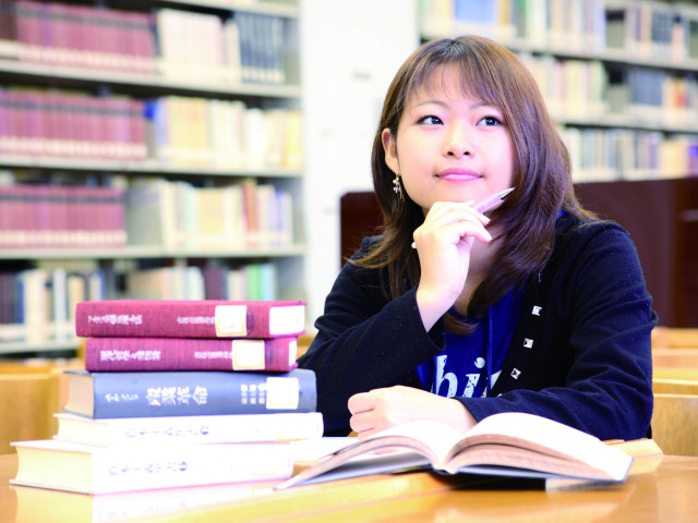 経済学部（2027/4学科改編　設置構想中） 社会に求められる真の経済学を「深化」「進化」させ、「真価」を発揮し、社会に貢献できる力を養う。