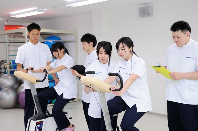 リハビリテ―ション学科　理学療法士コース 運動機能の回復を目的とした治療法を行い､一人ひとりに寄り添えるプロの『理学療法士』 に！