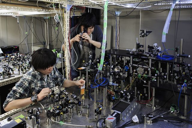 基幹理工学部 物理学科 素粒子の世界から宇宙まで、さまざまな自然法則を解明する。