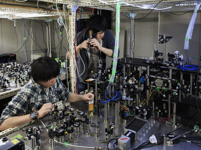 基幹理工学部 物理学科 素粒子の世界から宇宙まで、さまざまな自然法則を解明する。