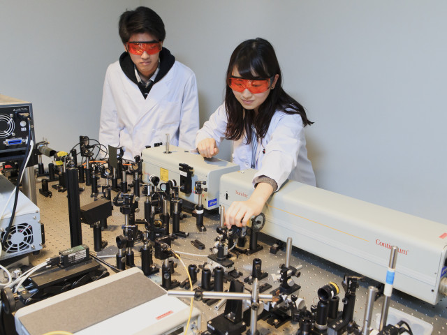 基幹理工学部 応用化学科 化学の力で人類に役立つ物質を創製し、 持続可能な社会に貢献する。