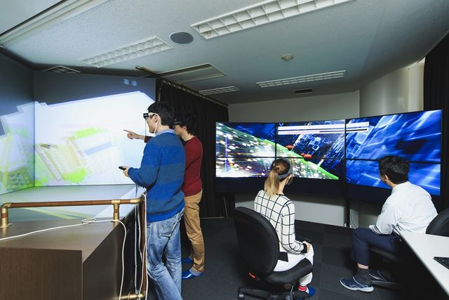 先進理工学部 情報工学科 教授連携のチーム教育のもと、世界標準を日本語で学ぶ。