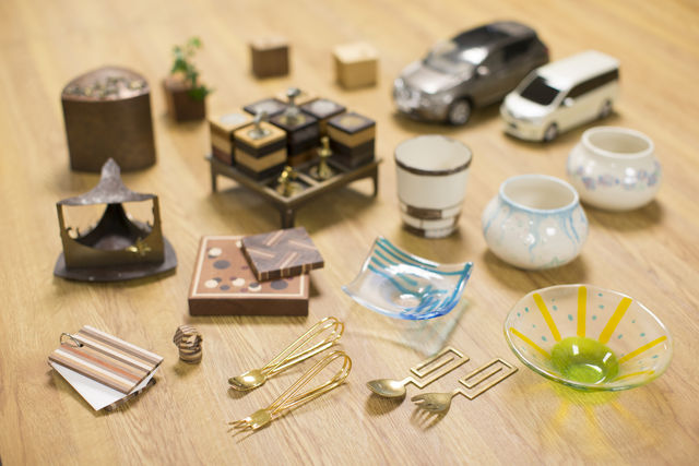 インダストリアルデザイン科 クラフト･ファニチャーコース 木・金属・ガラスなど多様な素材に触れ、家具・食器・アクセサリーをデザインから制作まで学ぶクラフト・ファニチャーコース