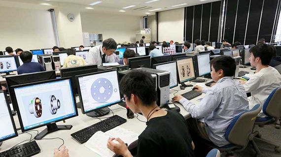 技能工芸学部 情報メカトロニクス学科 創造デザインコース 想像から創造へ ～ 社会や人のニーズを理解し、アイデアを形にできる技術者をめざして～