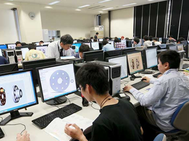 技能工芸学部 情報メカトロニクス学科 創造デザインコース 想像から創造へ ～ 社会や人のニーズを理解し、アイデアを形にできる技術者をめざして～
