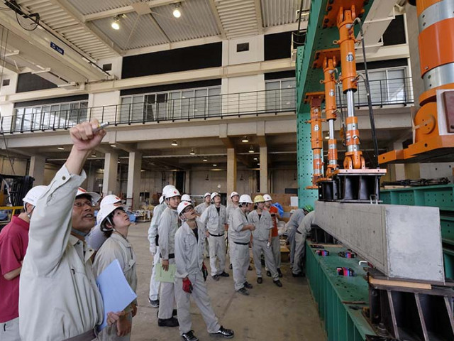 技能工芸学部 建設学科 建築設計、建設プロジェクト、伝統技術、修復事業、技術開発、家具デザインなど幅広く活躍するリーダーを育成