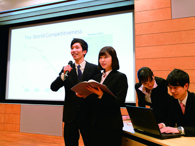 経営情報学部 東京・千葉の2キャンパス制。ビジネスの最前線で活躍できる人財へ。