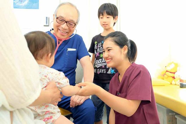 医療秘書科 小児クラークコース 小児病棟や産婦人科で子どもたちのケアを行う。