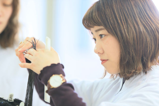 美容 美容師国家資格取得を目標とし、ヘア・メイク・ネイル・エステ・着付けなど幅広くトータルで学ぶ、『美容科』