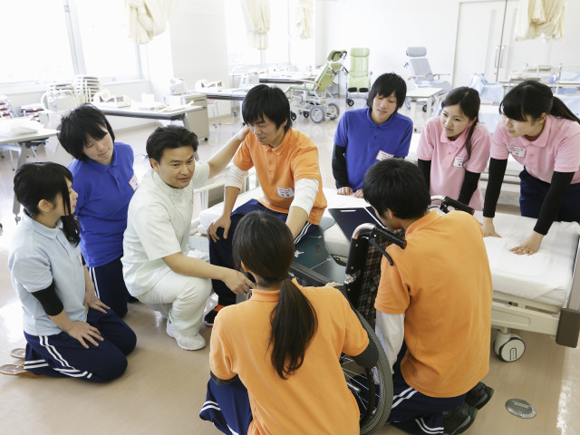 社会福祉学科 介護福祉コース 介護福祉士としての専門性と、介護現場でのレベルアップにつながる実践力を学ぶ