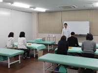 夜間時間の「学校説明会」の画像