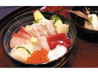 どんぶりいっぱい、こぼれるおいしさ!海鮮丼の画像