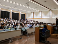 文系3学部(商/法/現代教養)の紹介、学生がキャンパスを先導の画像