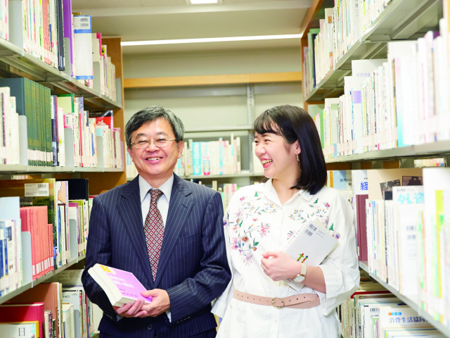 現代生活学部 現代家政学科 4つの領域を関連づける総合家政　社会の問題までとらえる大きな視点でアプローチします