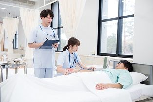 保健医療学部 看護師に加えて保健師もしくは助産師のダブル合格をめざす関西国際大学メソッド