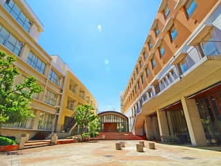 みんなが集まるキャンパスの中心「パティオ（中庭）」