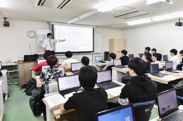 情報エキスパート学科 AI・システム専攻 Ｗｅｂアプリからサーバ構築まで専門性の高いシステムエンジニアに！