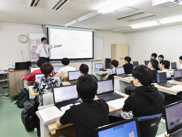 情報エキスパート学科 AI・システム専攻 Ｗｅｂアプリからサーバ構築まで専門性の高いシステムエンジニアに！