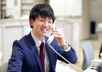 総合公務員科 公務員・民間企業併習専攻（2年課程） 優良民間企業まで幅広く祝業について研究しながら目標達成へ！