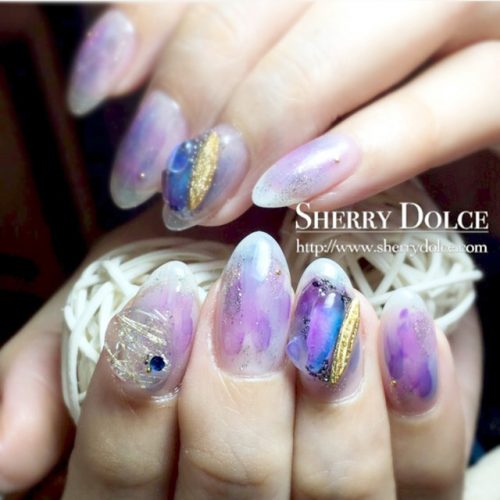 こちらはゴージャスに盛った\u201c紫陽花色ネイル \u201d。ゴールドのネットで作ったクリアパーツや大きめの天然石はとても目立つので、見知らぬ人にも声をかけられちゃうレベル!