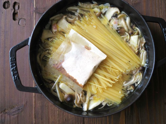 きのこたっぷりワンパン料理きのこの出汁パスタ