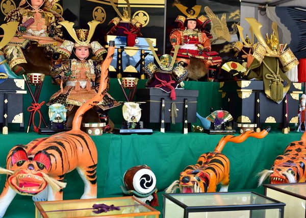 5月人形とともに虎の張り子を飾るのは、関西の風習