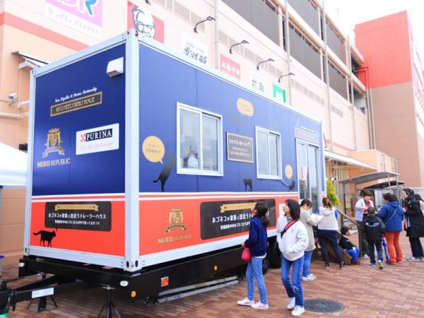 トレーラーハウスが保護猫の譲渡会場に。ショッピングセンターや店舗などの一部空間でも、トレーラーハウスなら用途が広がる<br>（写真提供はすべてトレーラーハウスデベロップメント株式会社）