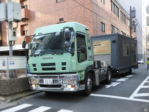 トレーラーハウスけん引時の様子。移動に際してもルールの遵守が必要だ