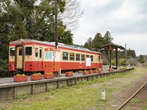 鉄道や路線バスなど公共交通機関は、過疎地域になるほど縮小・衰退の傾向が高くなっている