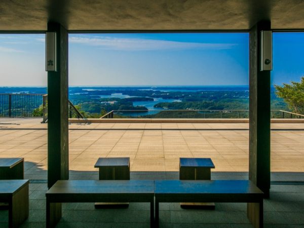 三重県志摩市にあるのは、英虞湾を見晴らす「横山天空コース」と夕日の名所「ともやま公園コース」。横山天空コースでは「横山天空カフェテラス」（写真）の絶景とグルメがお待ちかね。ともやま公園コースでは海風や細かな波しぶきもカラダにいい作用をもたらすとか （写真は志摩市提供） 