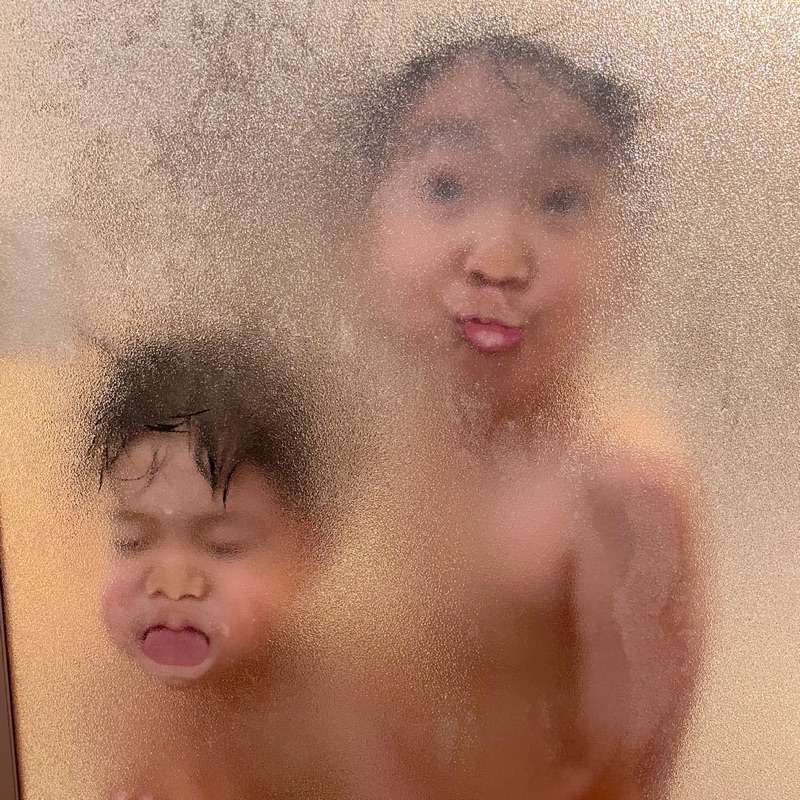 725