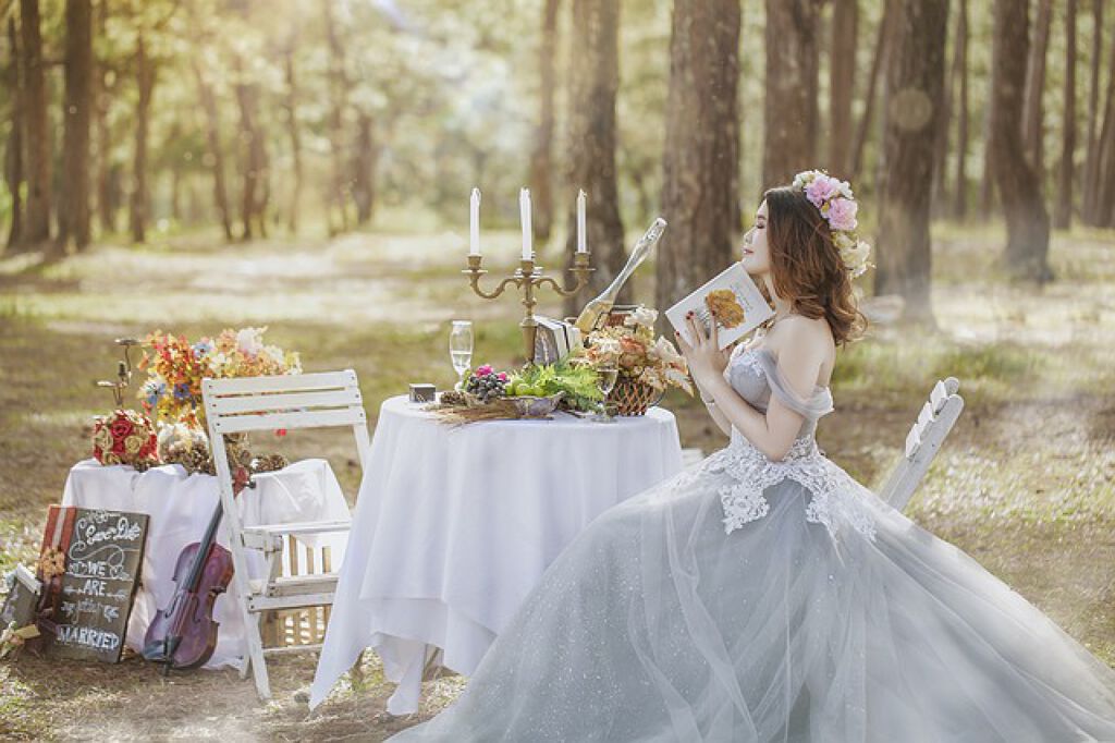 【パーティーメイクまとめ】結婚式におすすめ!華やか&崩れにくいパーティーメイクをご紹介の画像