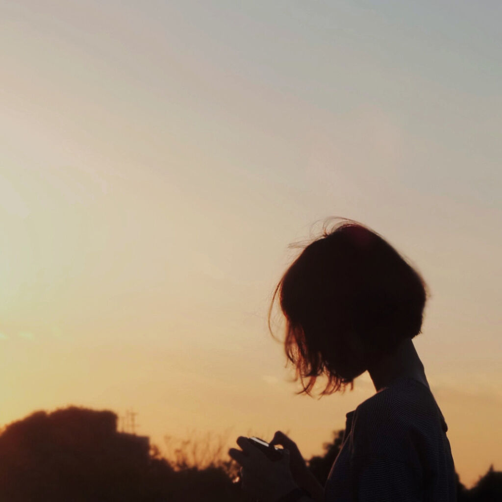 視線、逸らせない。目を引くあの子は"色の影"を仕込んでいた!の画像
