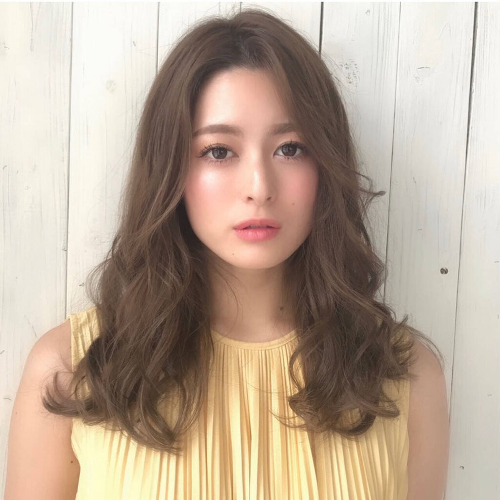 伸ばしかけ前髪のおしゃれなアレンジ 流し方やセンター分けの巻き方などを紹介 Lips